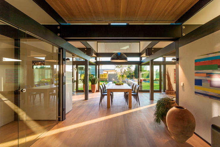  Dining room by HUF HAUS GmbH u. Co. KG