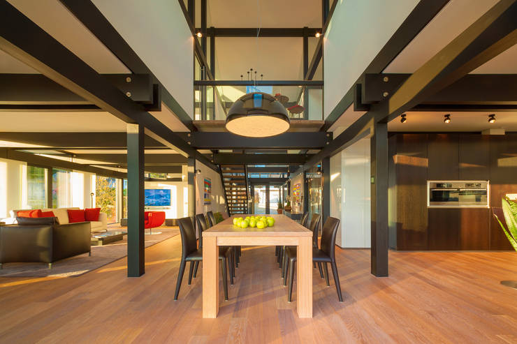  Dining room by HUF HAUS GmbH u. Co. KG