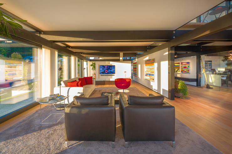  Living room by HUF HAUS GmbH u. Co. KG
