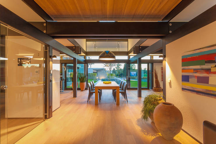  Dining room by HUF HAUS GmbH u. Co. KG