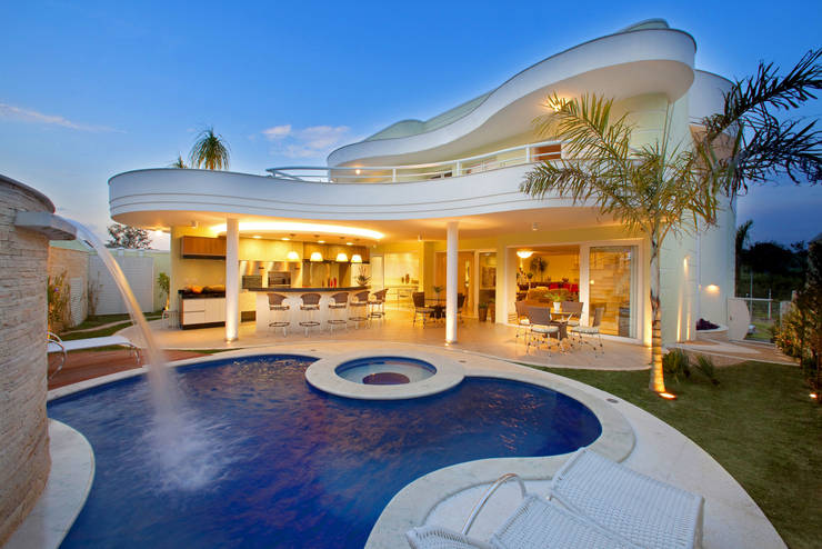 Giremos como un trompo dentro de estas casas curvas