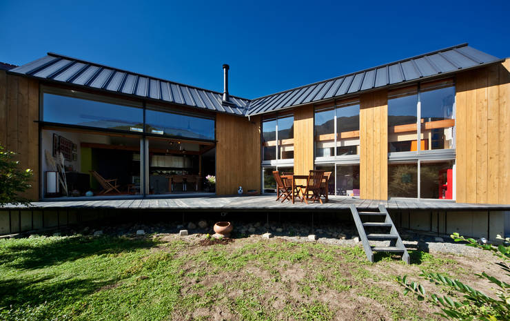 一间有可爱小阁楼的开放式 l 形小木屋