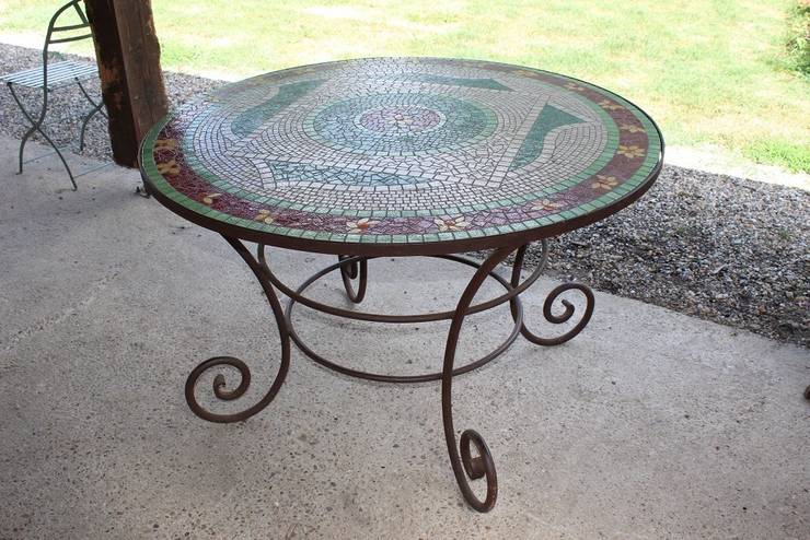 Table en fer forgé, plateau mosaïque par Mosa-Louisa | homify