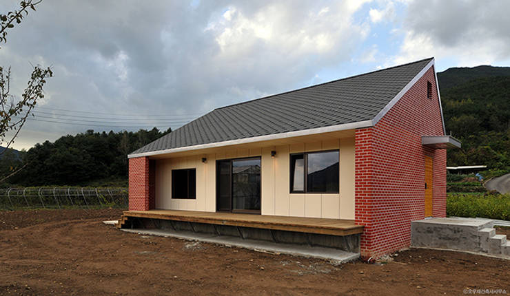 这栋平房地处韩国境内的山间田野,由於地广人稀的因素,鲜艳的外观在