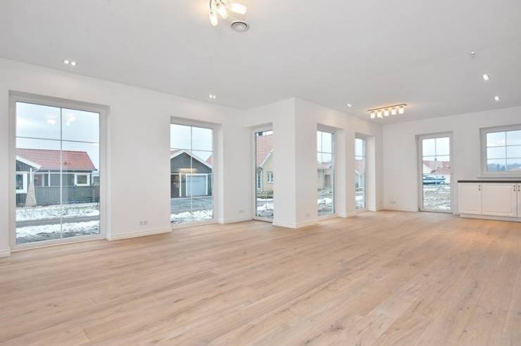 白色乡间平房:一间明亮又通风,拥有宽敞露台与庭院的开放式空间