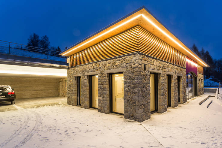 Hausfassade aus Naturstein und Holz von Jahn Gewölbebau | homify