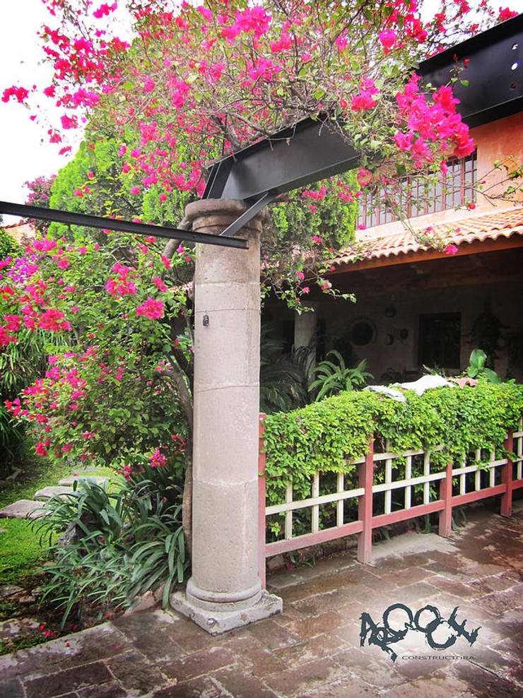 Garage / Hangar de style  par CONSTRUCTORA ARQOCE