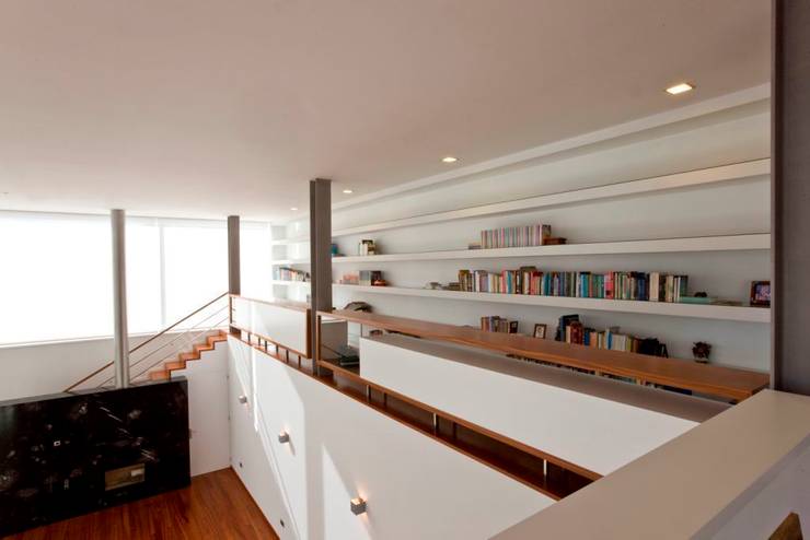  Corridor & hallway by Atelier Lopes da Costa