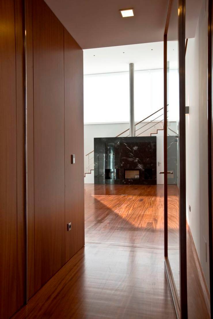  Corridor & hallway by Atelier Lopes da Costa