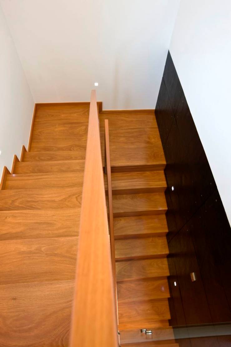  Corridor & hallway by Atelier Lopes da Costa