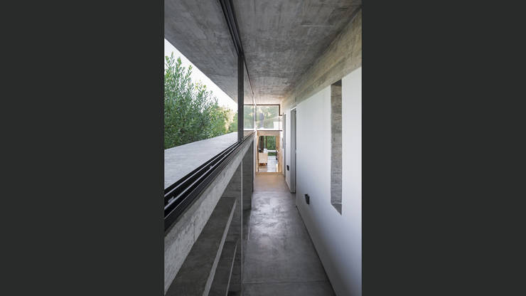 Corredores e halls de entrada  por Besonías Almeida arquitectos