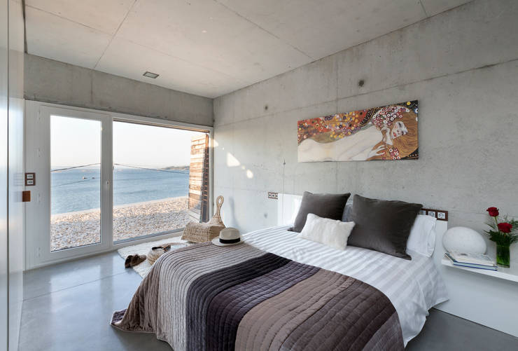 dezanove house designed by iñaki leite - first floor bedroom Inaki Leite Design Ltd. Dormitorios de estilo moderno