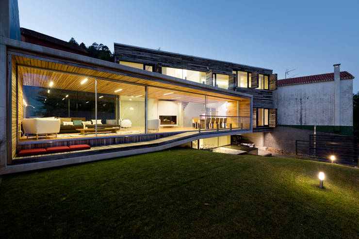 dezanove house designed by iñaki leite - front view at twilight Inaki Leite Design Ltd. Jardines de estilo moderno Iluminación