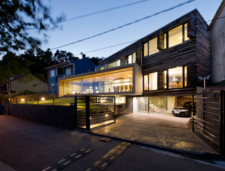 dezanove house designed by iñaki leite - front view at twilight Inaki Leite Design Ltd. Jardines de estilo moderno
