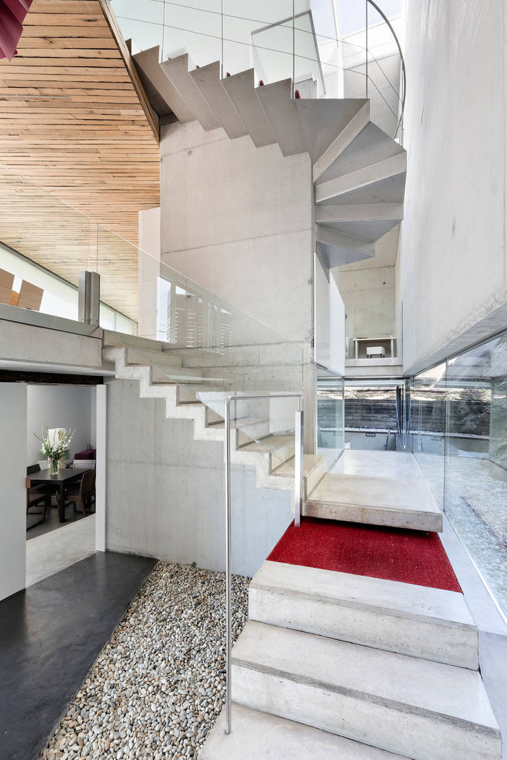 dezanove house designed by iñaki leite - stairs Inaki Leite Design Ltd. Modern Corridor, Hallway and Staircase