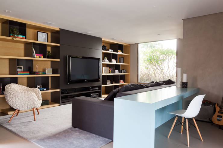 7 aparadores para colocar atrás do sofá e decorar a sala de estar