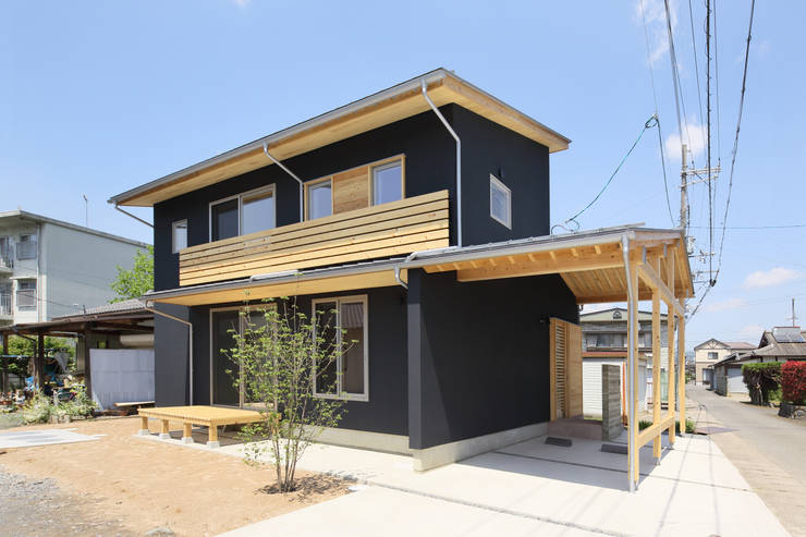 展现木材之美:吐露自然气息的黑色独栋住家