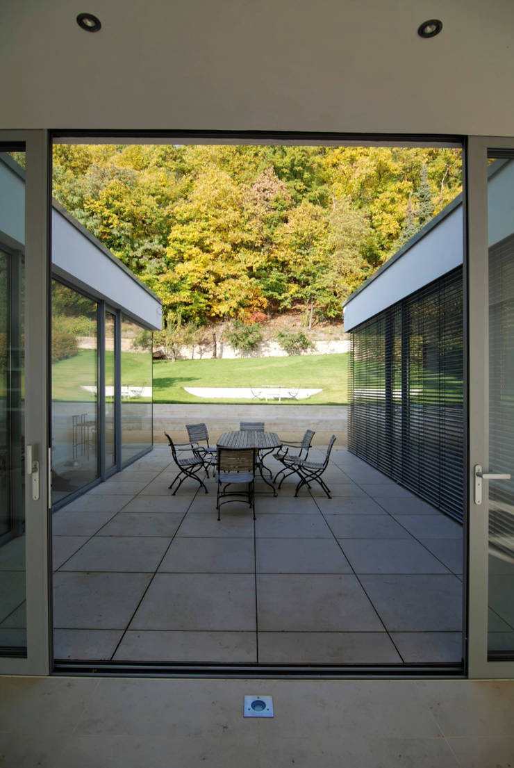 Wohnen zwischen Wald und Reben, Architekten BDA Becker | Ritzmann Architekten BDA Becker | Ritzmann Minimalistischer Balkon, Veranda & Terrasse Eigentum,Gebäude,Möbel,Tisch,Stuhl,Schatten,Fenster,Holz,Tür,Innenarchitektur