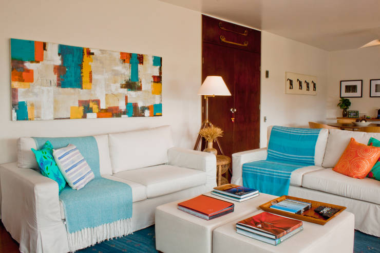 Chalé Clube de Campo de São Paulo/SP - II: Salas de estar  por Renata Romeiro Interiores