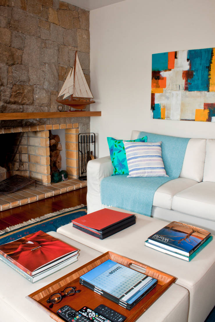 Chalé Clube de Campo de São Paulo/SP – II: Salas de estar  por Renata Romeiro Interiores