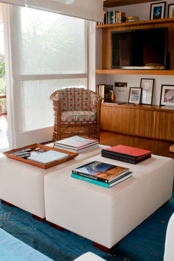 Chalé Clube de Campo de São Paulo/SP – II: Salas de estar  por Renata Romeiro Interiores