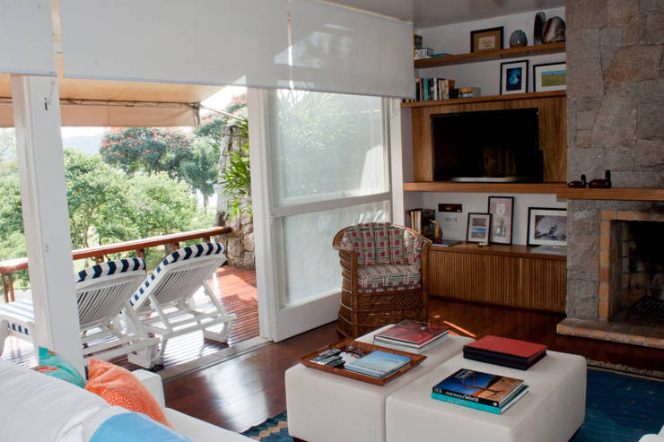 Chalé Clube de Campo de São Paulo/SP – II: Salas de estar  por Renata Romeiro Interiores