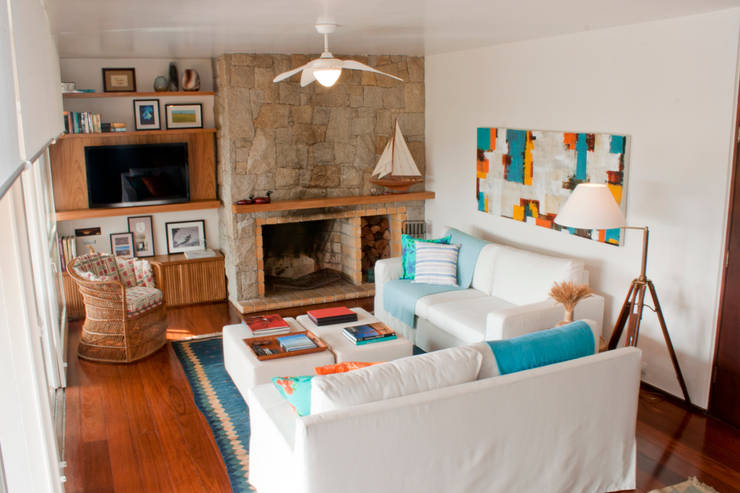 Chalé Clube de Campo de São Paulo/SP – II: Salas de estar  por Renata Romeiro Interiores