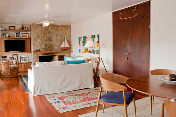 Chalé Clube de Campo de São Paulo/SP - II: Salas de estar  por Renata Romeiro Interiores