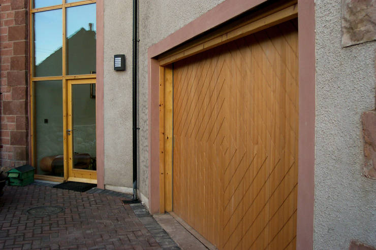 Garajes y galpones de estilo  por The Garage Door Centre Limited