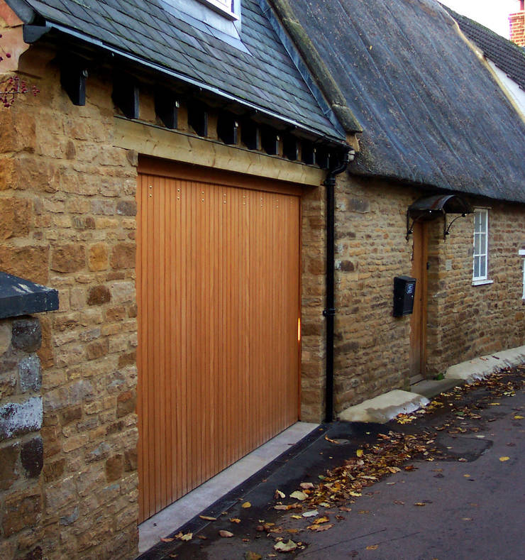 Garajes y galpones de estilo  por The Garage Door Centre Limited