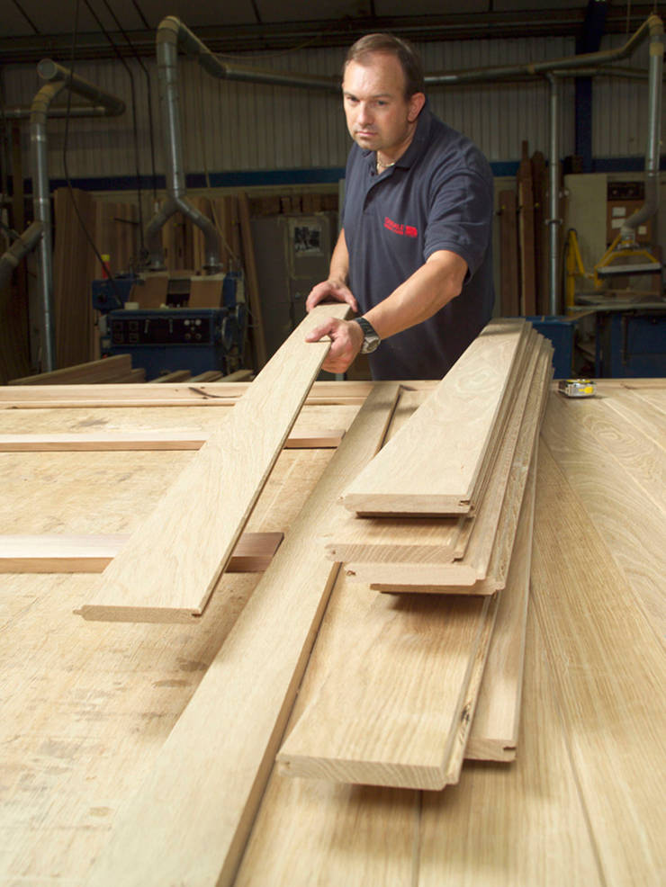 Garajes y galpones de estilo  por The Garage Door Centre Limited