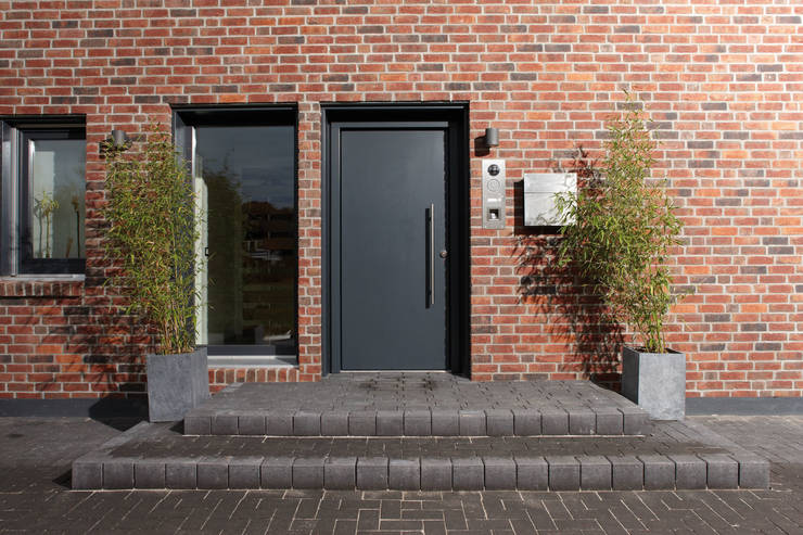 Projekty,  Drwi wejściowe zaprojektowane przez FingerHaus GmbH - Bauunternehmen in Frankenberg (Eder)