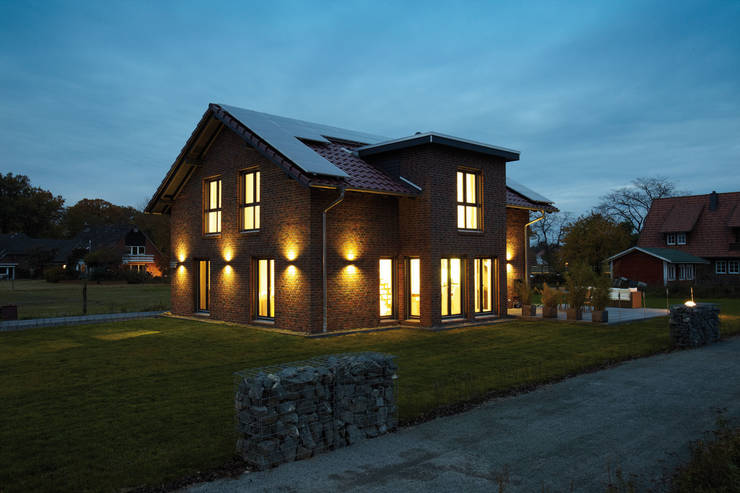 Projekty,  Dom jednorodzinny zaprojektowane przez FingerHaus GmbH - Bauunternehmen in Frankenberg (Eder)