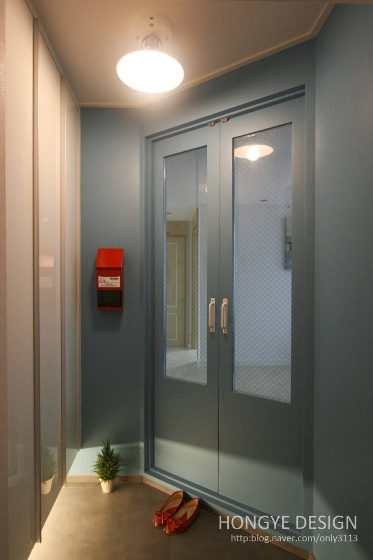 Corredores e halls de entrada  por 홍예디자인