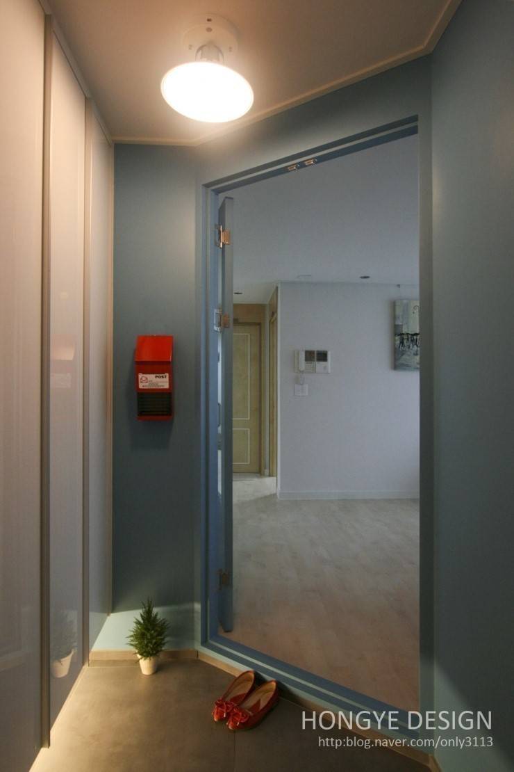 Corredores e halls de entrada  por 홍예디자인