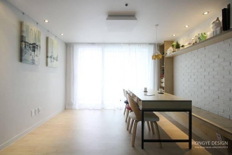 Salas de estar modernas por 홍예디자인