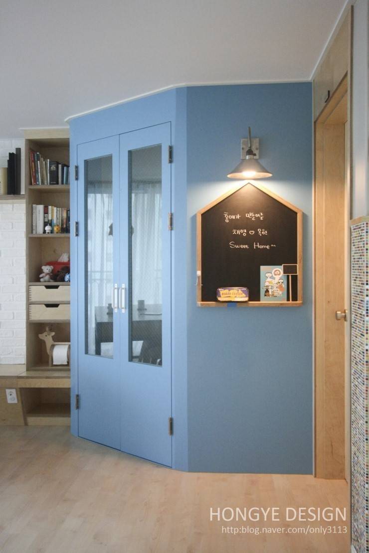 Salas de estar modernas por 홍예디자인