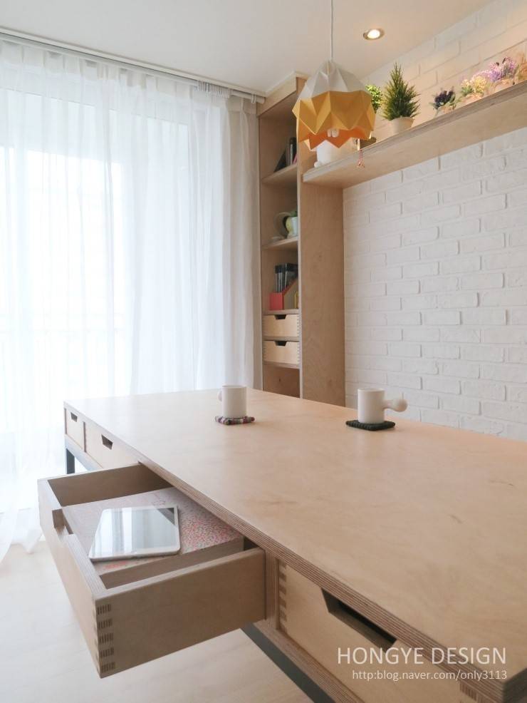 Salas de estar modernas por 홍예디자인