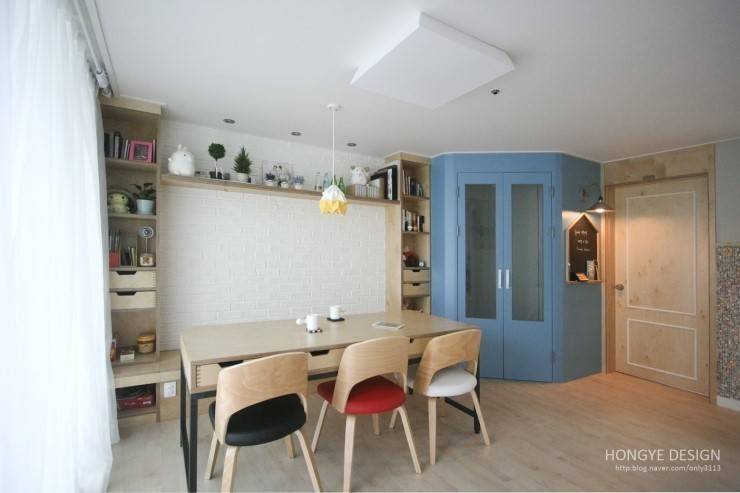 Salas de estar modernas por 홍예디자인