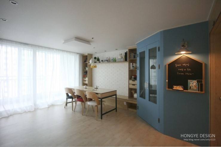 Salas de estar modernas por 홍예디자인