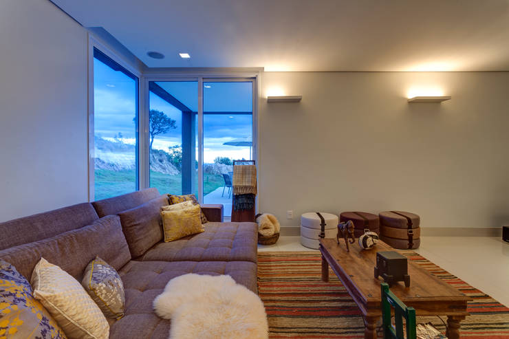 Estar Íntimo: Sala de estar  por Lage Caporali Arquitetas Associadas