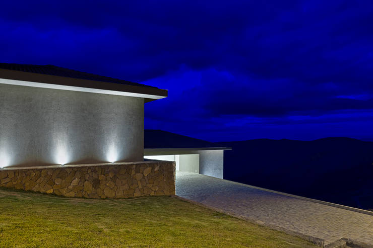 Fachada Frontal: Casas  por Lage Caporali Arquitetas Associadas