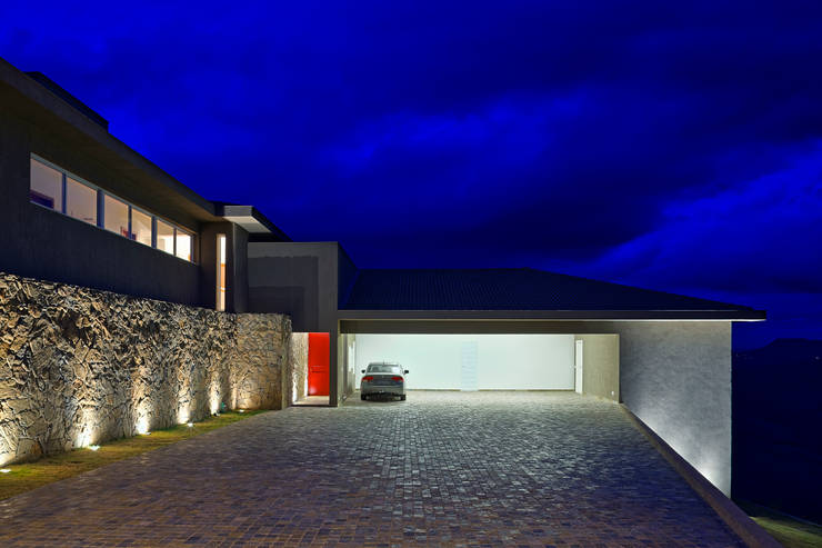 Fachada Frontal: Casas  por Lage Caporali Arquitetas Associadas