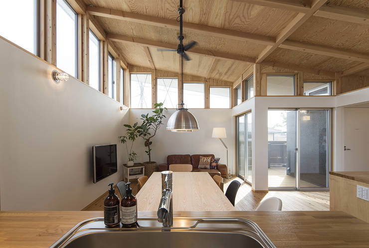 Salas de estar modernas por 株式会社建楽設計
