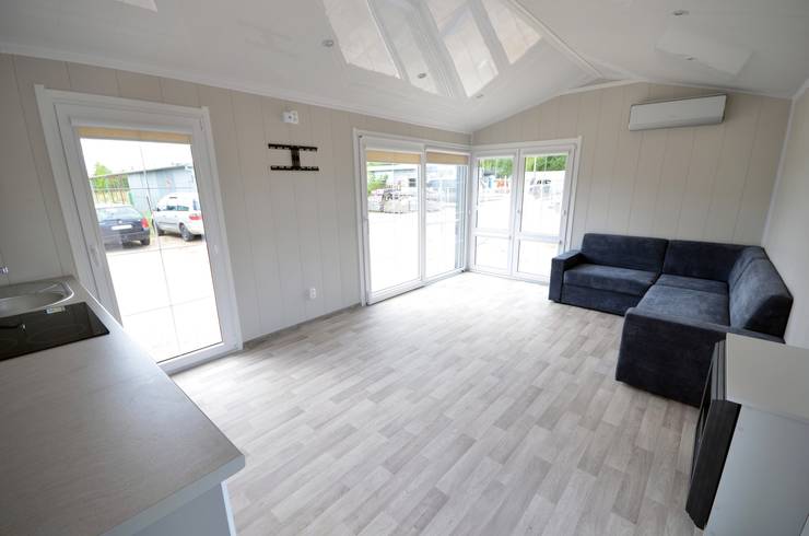 Salas / recibidores de estilo  por Letniskowo.pl s.c. Jacek Solka, Marek Garkowski