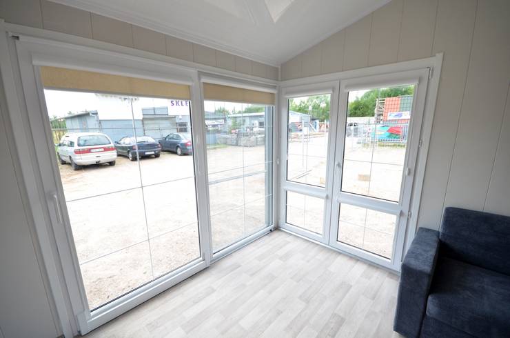 Salas / recibidores de estilo  por Letniskowo.pl s.c. Jacek Solka, Marek Garkowski