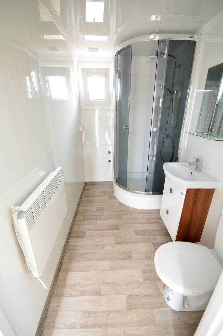 Baños de estilo  por Letniskowo.pl s.c. Jacek Solka, Marek Garkowski