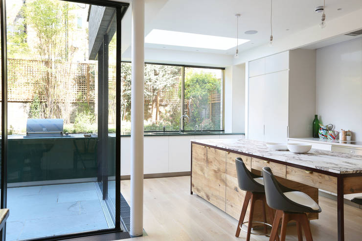 Cucina in stile  di Alex Maguire Photography