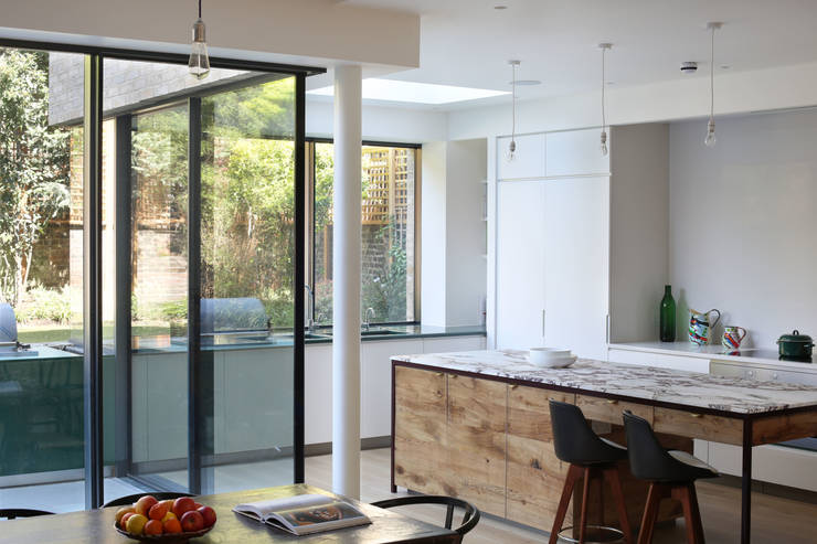 Cucina in stile  di Alex Maguire Photography