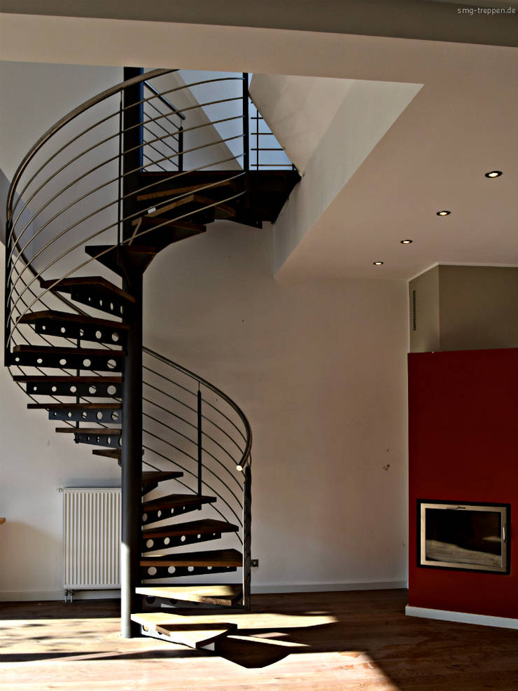 Moderne Spindel- Brandschutz-Treppe aus Stahl mit Eichen-Stufen von SMG